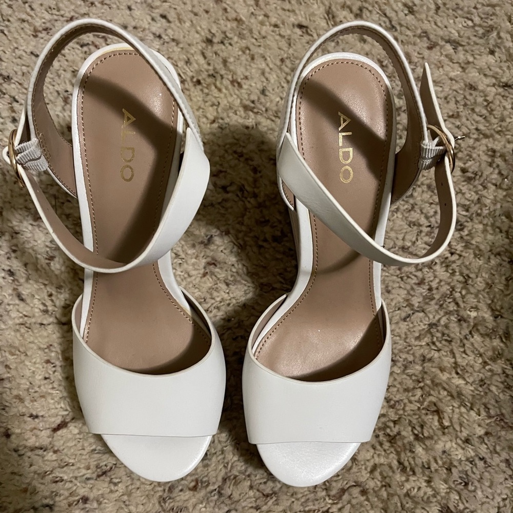 Aldo White platform Sandal in white. Size 7.5. NEW